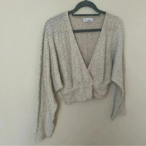Urban Outfitter Beige Ivory Cropped V-Neck Long Sleeve Sweater Size Medium - Picture 2 of 6